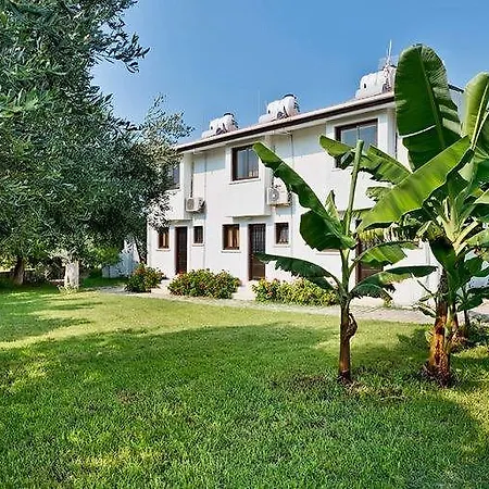 Bare Hill Village אתר נופש 2*