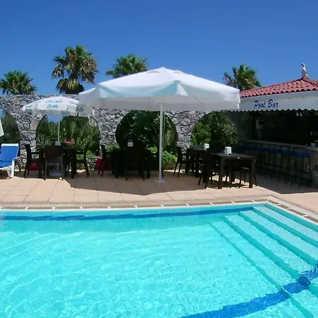 אתר נופש Bare Hill Village 2*