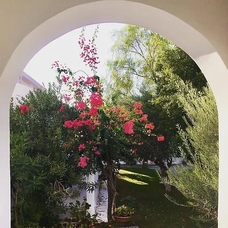 אתר נופש Bare Hill Village 2*